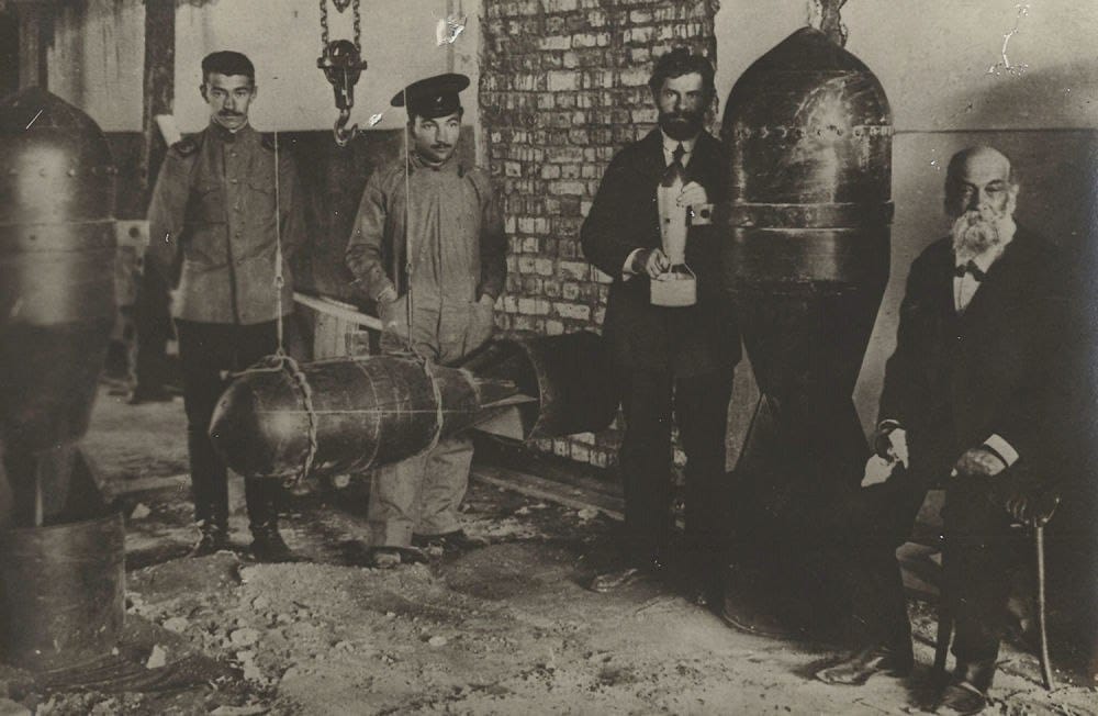 Фотография «Сборка авиационных бомб», 1915