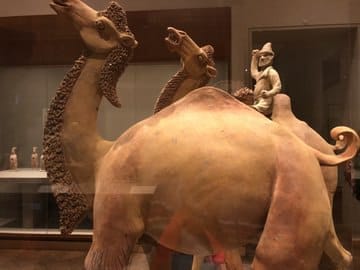 Полихромные керамические верблюды: бактрианы и дромедары
