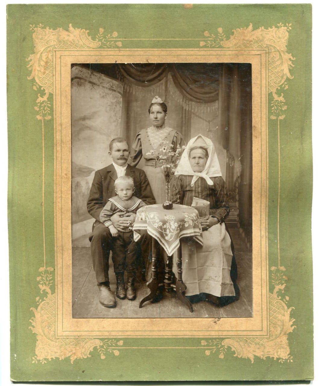 Семейная фотография конца XIX в