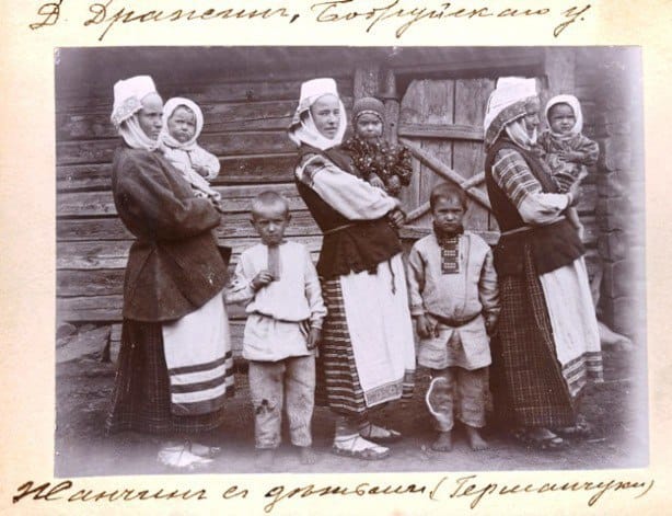 Белорусские женщины с детьми в вышиванках