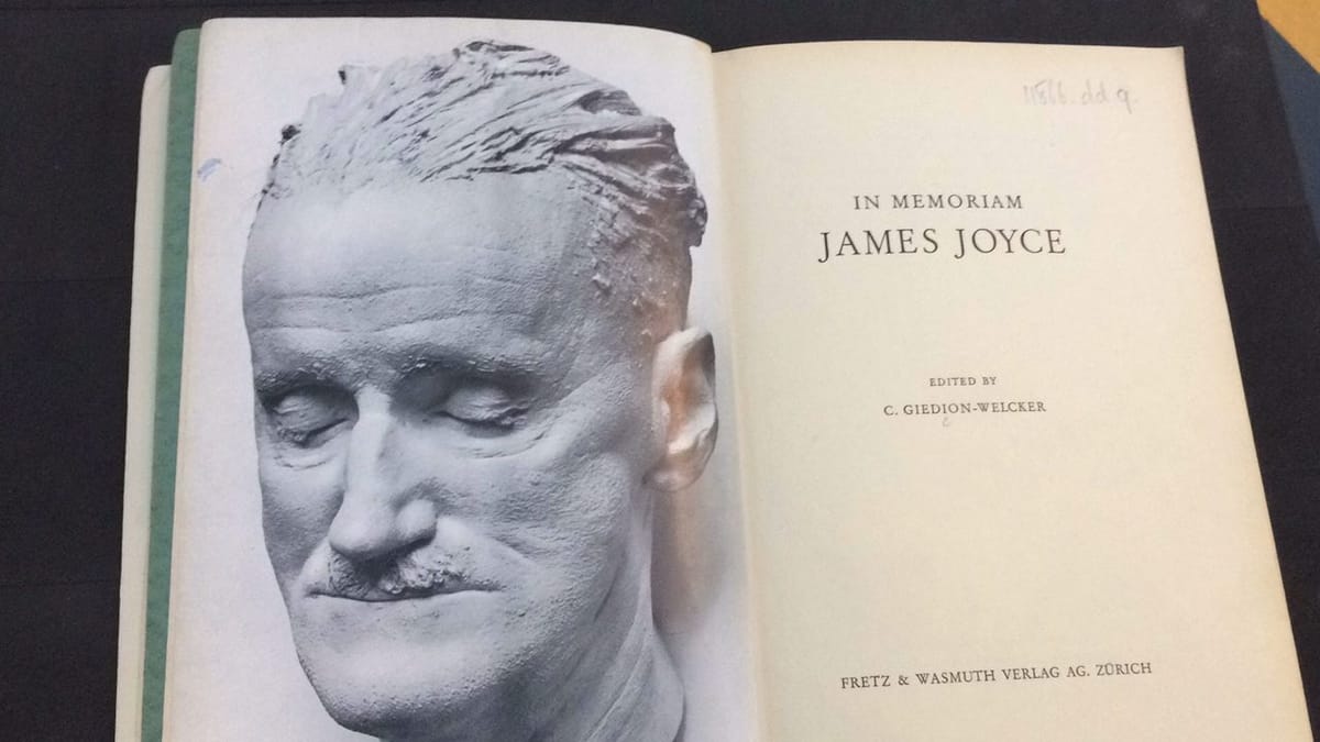 Простите мою простоту, но меньше всего в книге хочется видеть рожу мертвеца на полразворота