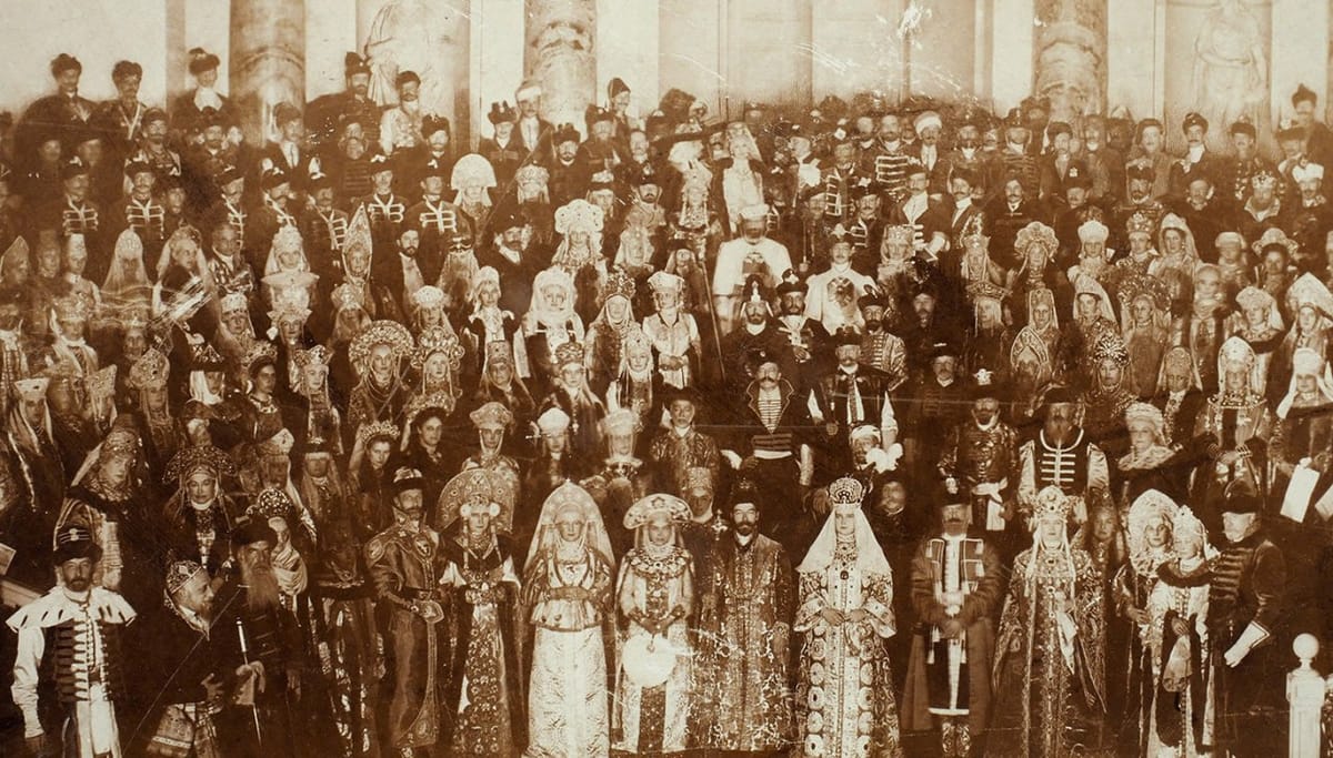 Общая фотография участников придворного бала-маскарада в Эрмитажном театре в Санкт-Петербурге, 1903