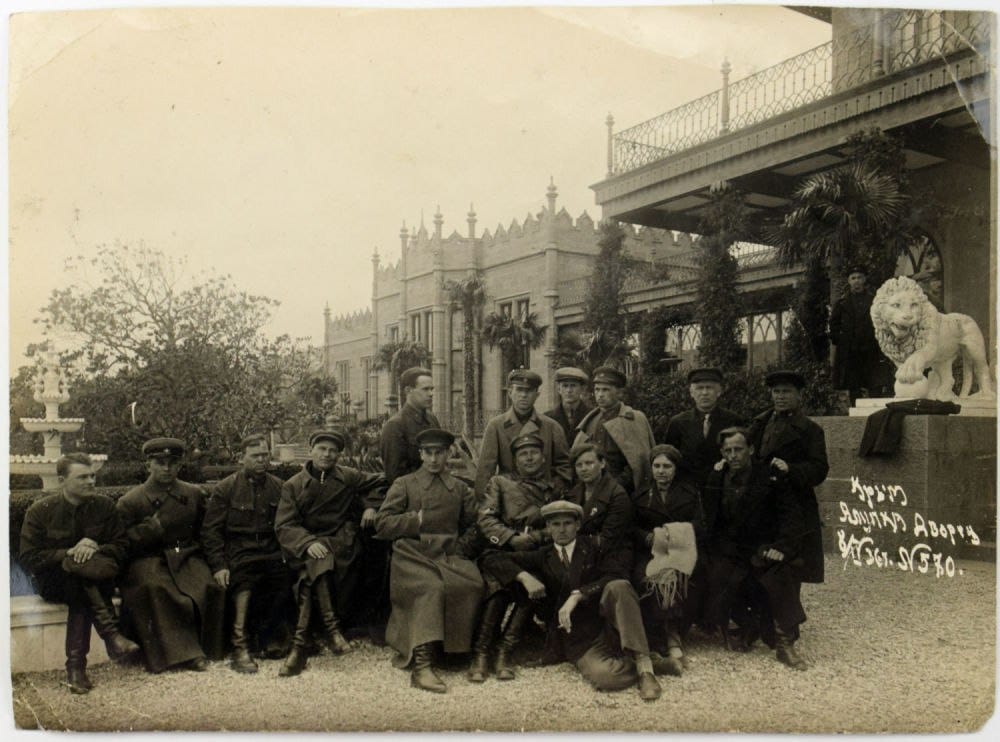 Фотография Ежова с сотрудниками НКВД, Санаторий Алупка, 1936
