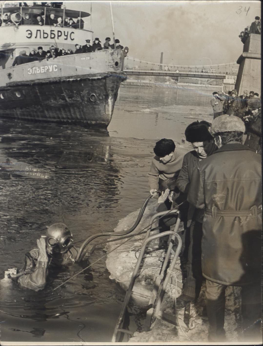 Показательные работы водолазов в парке Горького, 1977 год