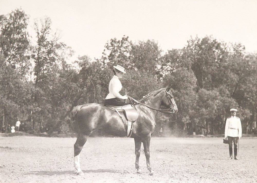 Императрица Александра Федоровна верхом, 1903