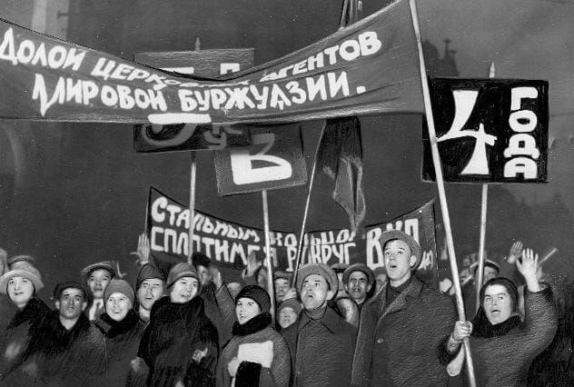 Рабочие маршируют по улицам столицы, протестуя против религиозных праздников, 1931