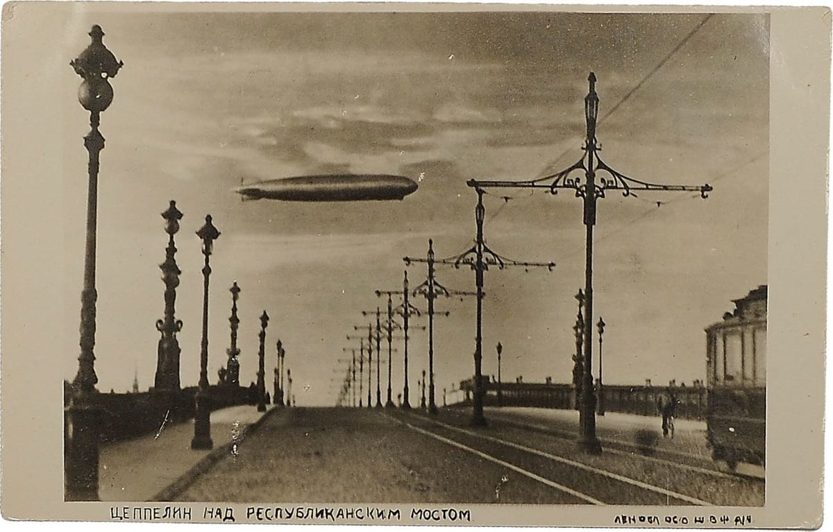 Фотооткрытка дирижабль "граф Цепелин" над Республиканским (Дворцовым) мостом
