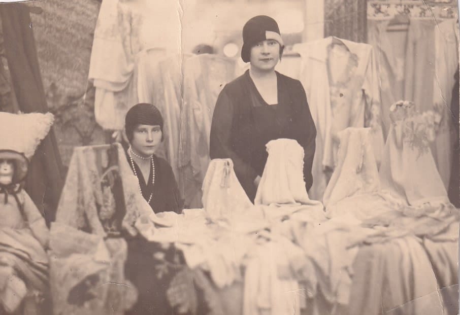 В парижском магазине мод Studio Rene Stra, Париж, 1920-е гг