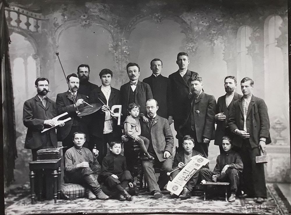 Владельцы фотомастерской Жукова и Шапиро с мастерами и художниками в доме 12/18 на углу Морской улицы и Невского проспекта, 1901