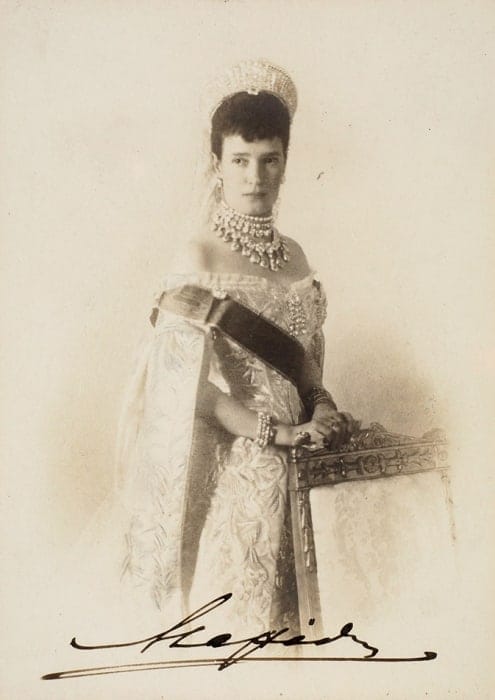 Фотография с автографом «Императрица Мария Федоровна в коронационном платье с диадемой и бриллиантовом колье» / мастерская придворного фотографа Пазетти, 1883