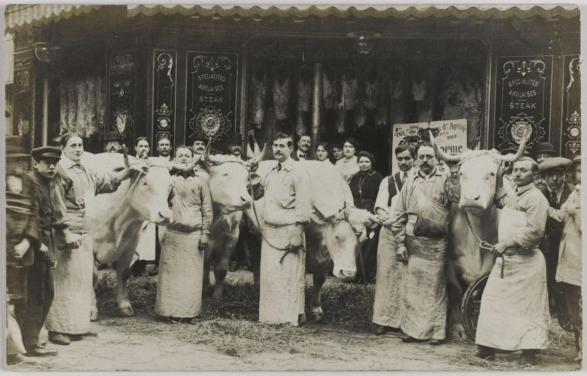 Показ коров перед мясной лавкой на Рю Сен-Марк в Париже, 1914 год