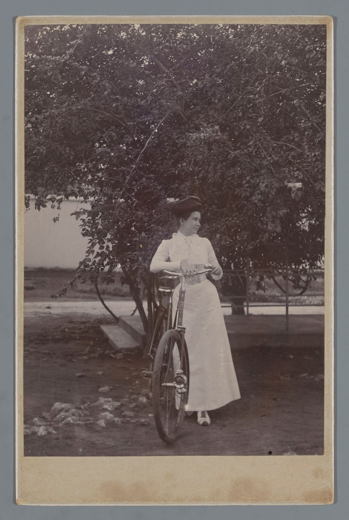 Девушка с велосипедом, 1895-1910