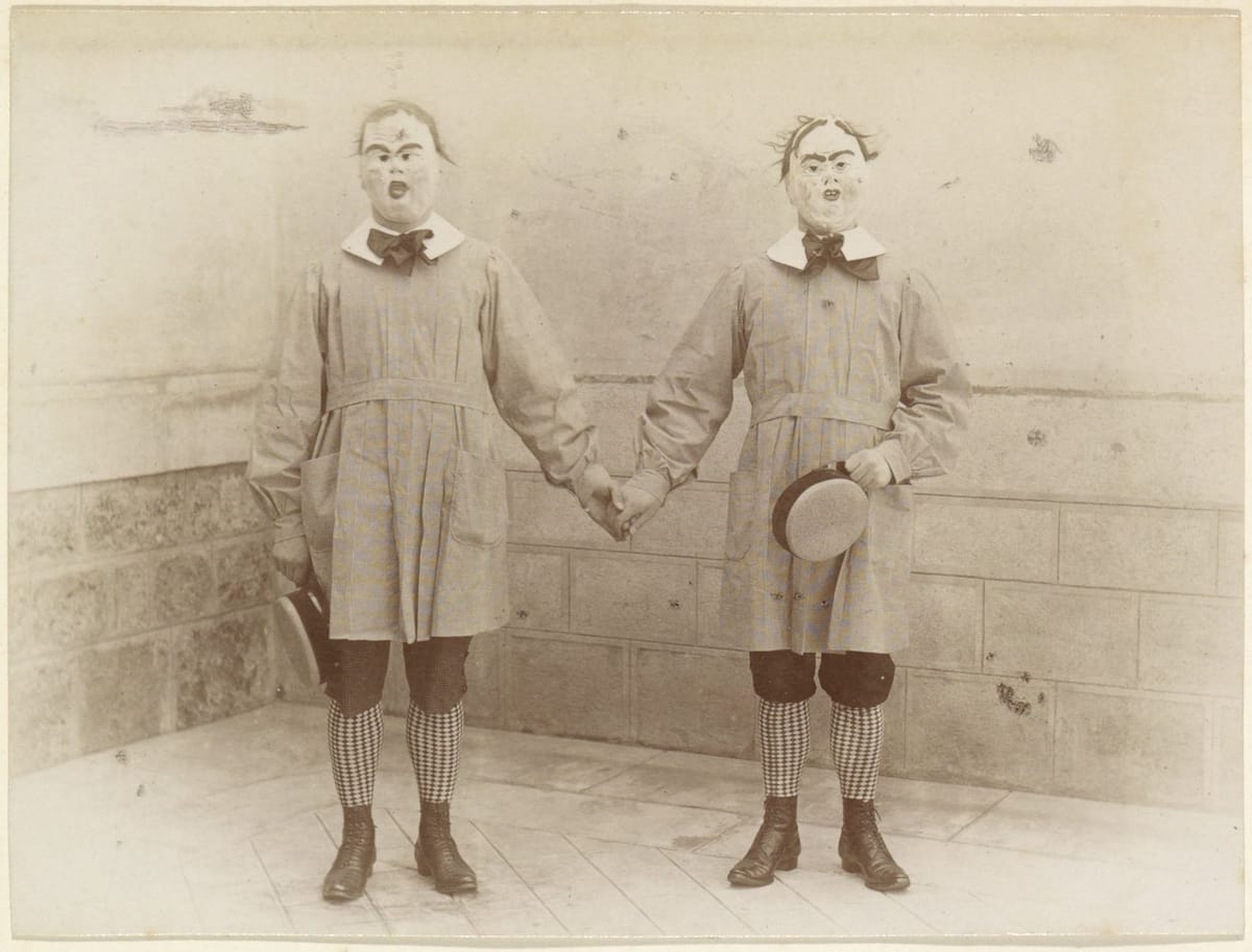 Криповые двойняшки, Франция, 1900-е