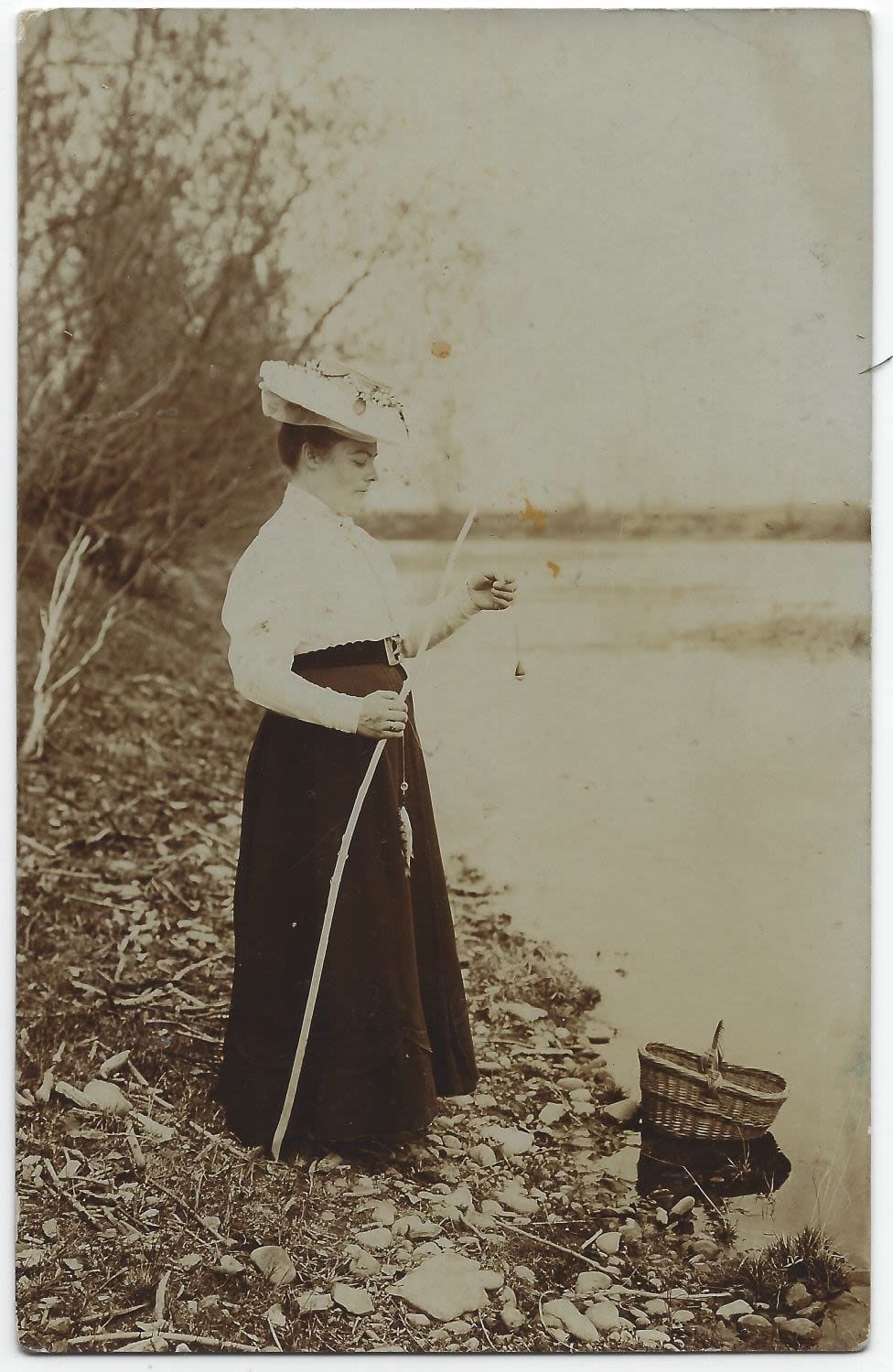 Девушка-рыболов, 1910-е гг