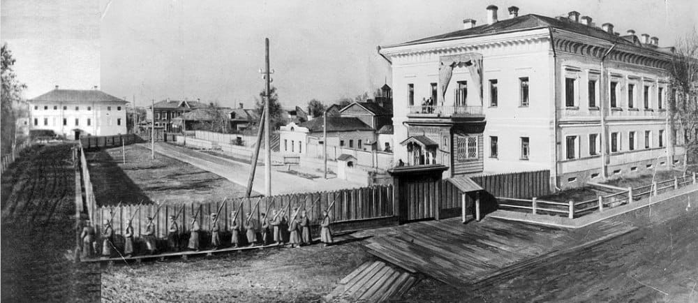 Смена караула перед губернаторским домом