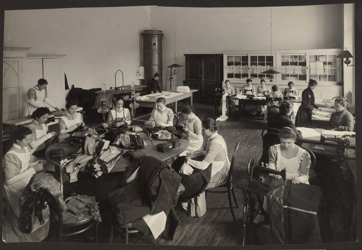 Урок шитья в Смольном институте, фотограф Карл Булла, до 1917