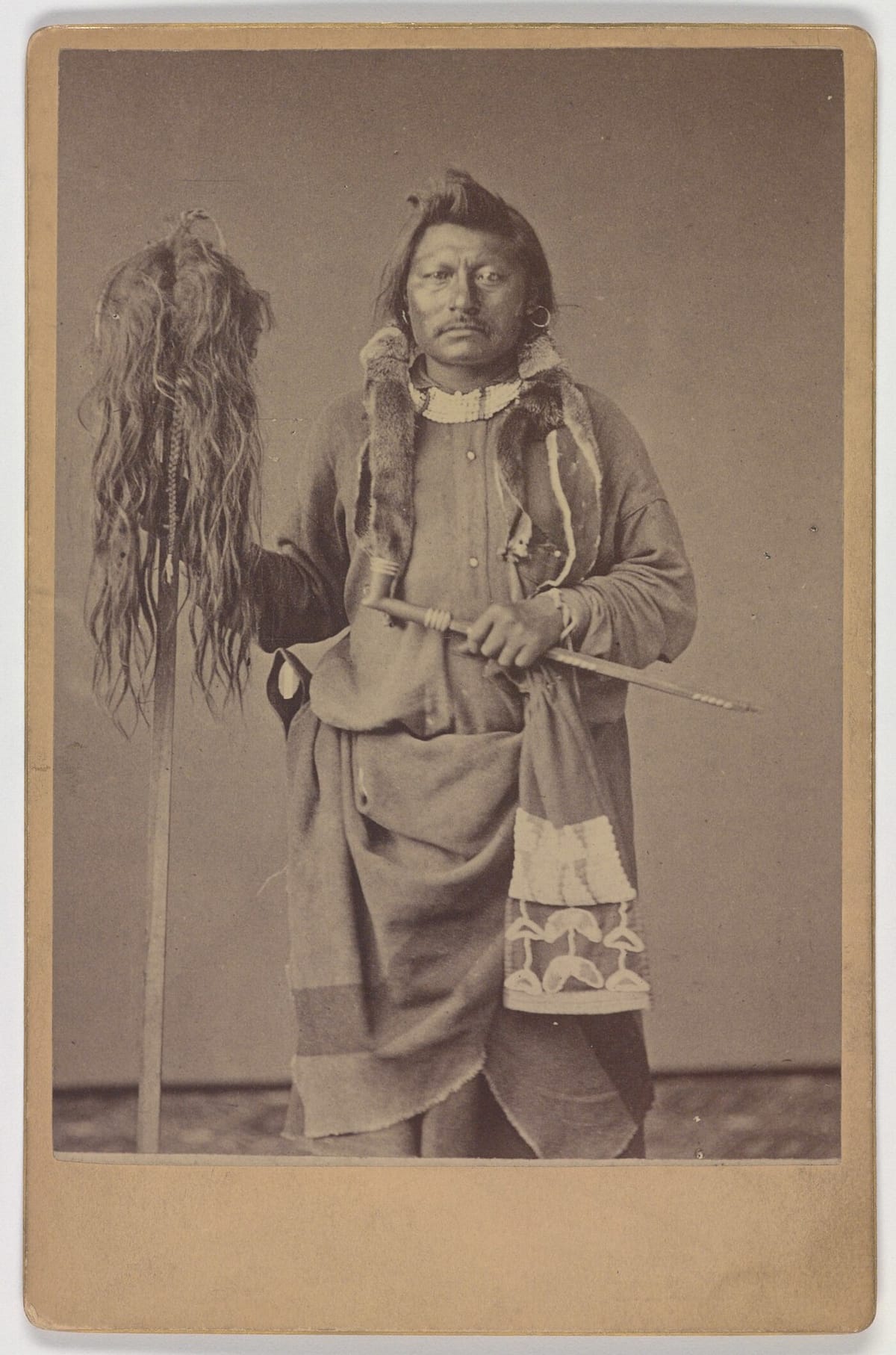 Портрет индейца, держащего скальп, Техас, 1880-1895