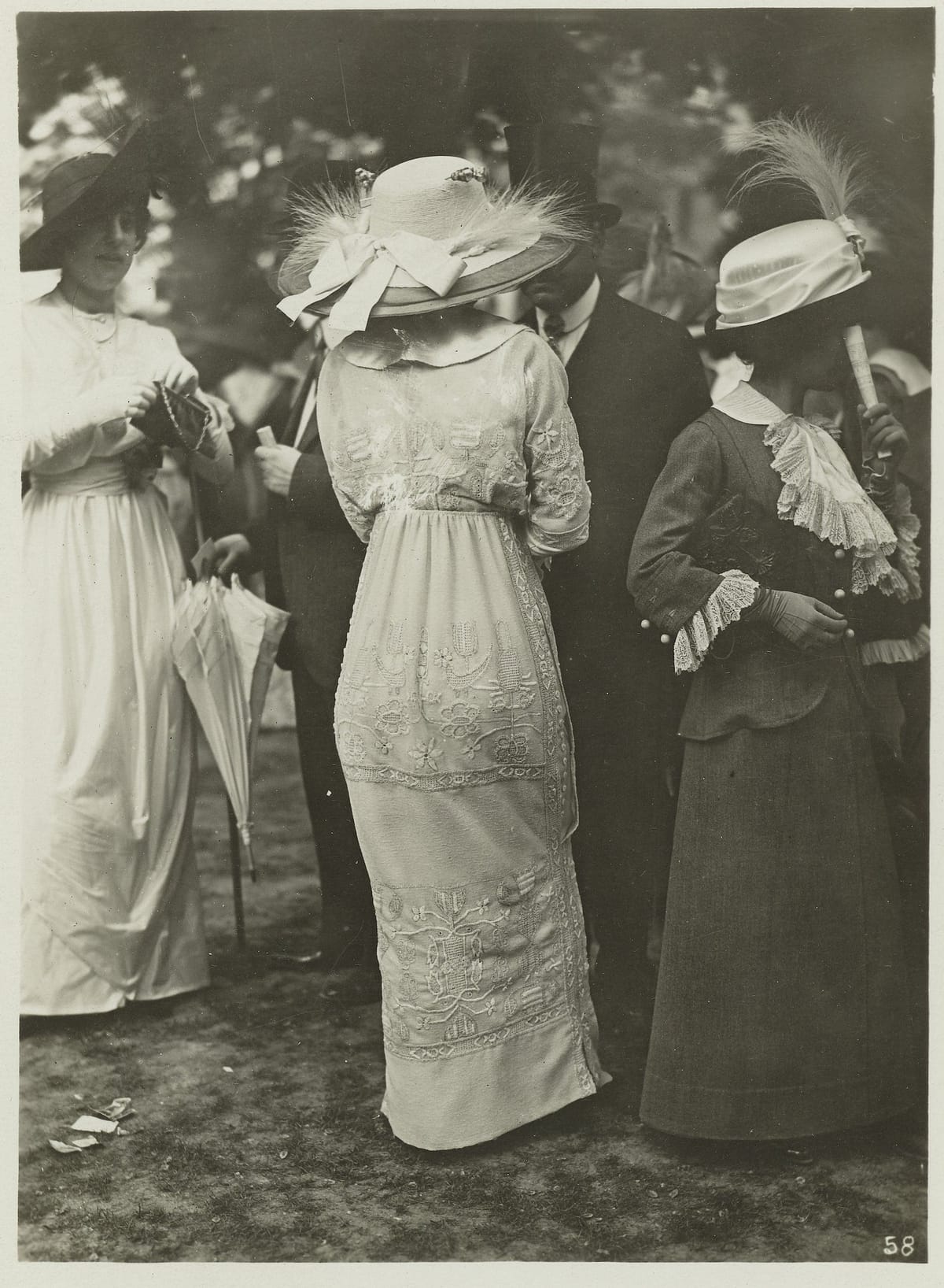 Три дамы на ипподроме Лоншан во время скачек в Булонском лесу, 1912