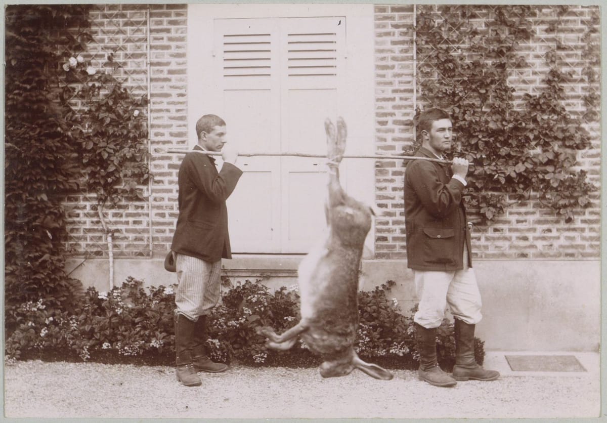Двое мужчин с большим зайцем на шесте, фотомонтаж, 1896