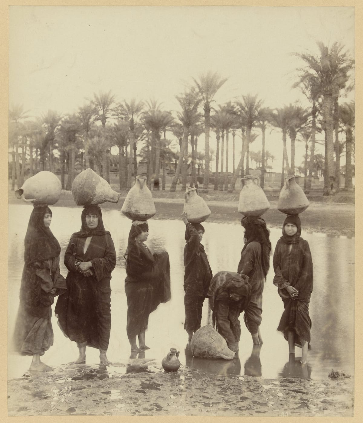 Группа женщин набирает воду из Нила, 1895-1915