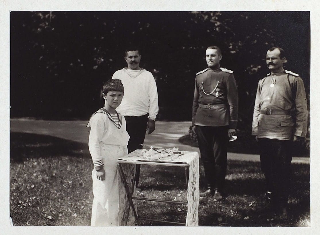 Фото Цесаревича Алексея и Великого Князя Алексея Николаевича, пробующего солдатскую пищу