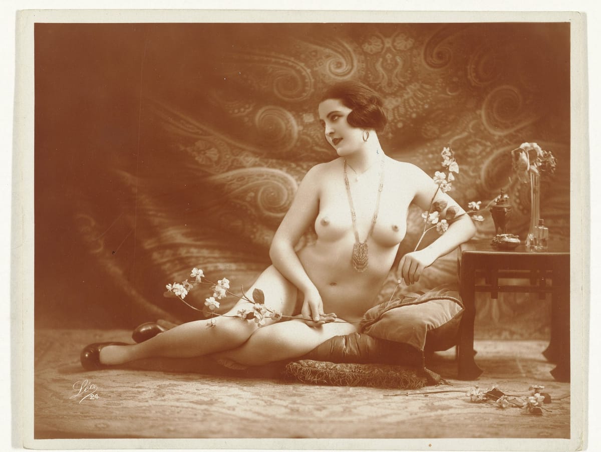 Обнаженная женщина с цветами, Франция, 1900-1920