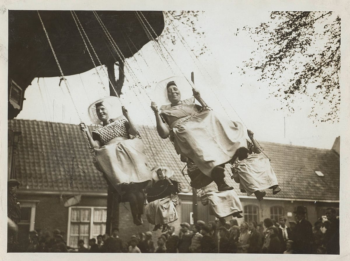 Женщины в традиционных костюмах Зеландии, 1932