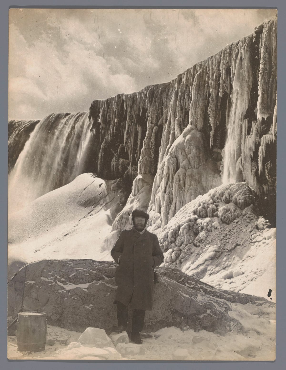 Портрет Граадта ван Роггена (нидерландский живописец, 1867-1959) напротив замерзшего водопада, 1900-1920