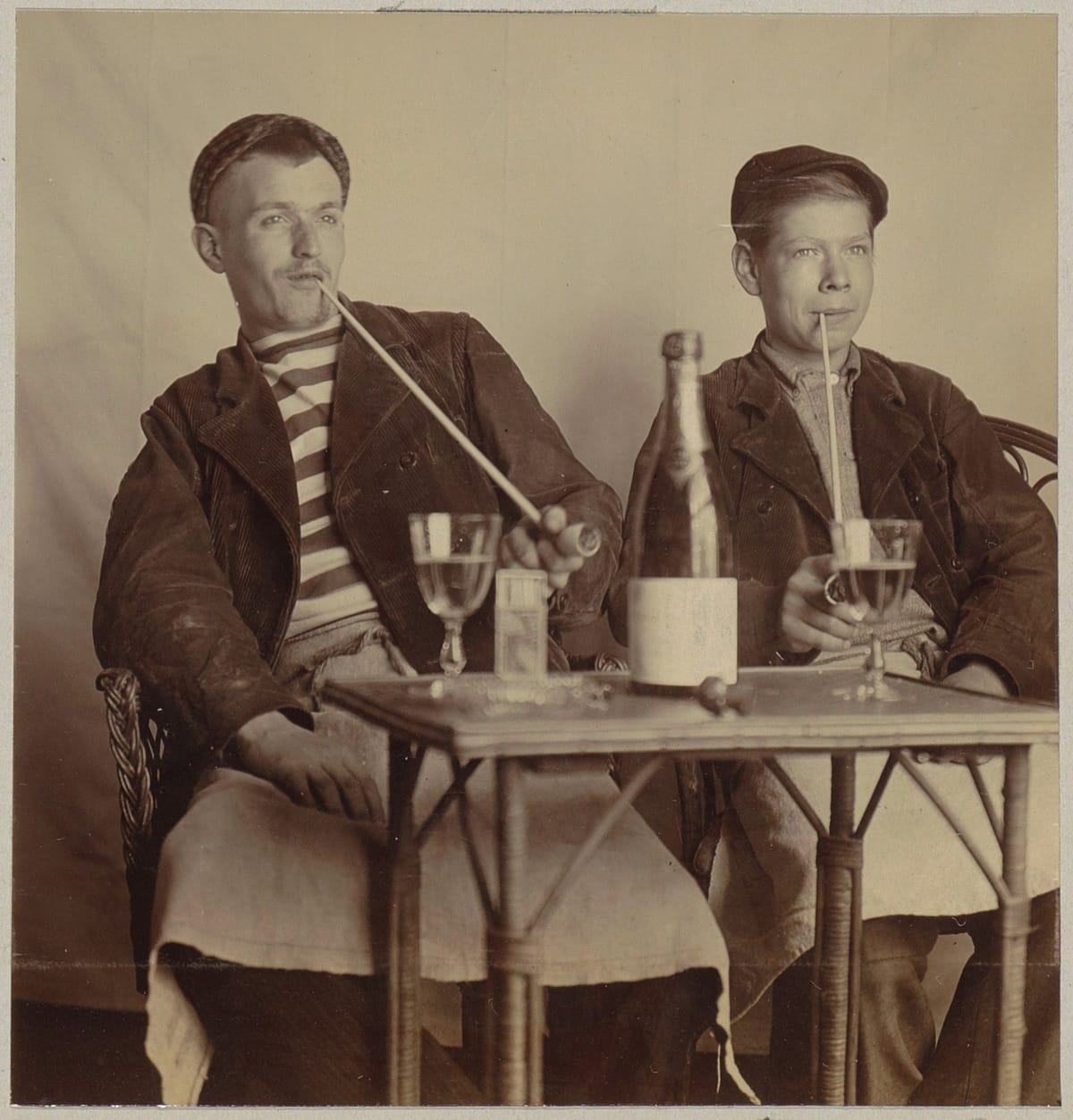 Два парня, курящие трубки, 1900-1910