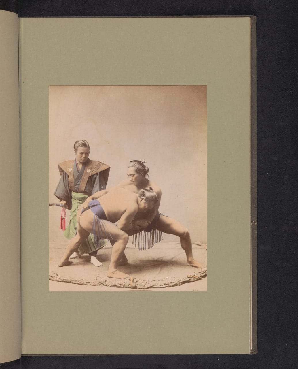 Два борца сумо и судья, 1887-1897 гг