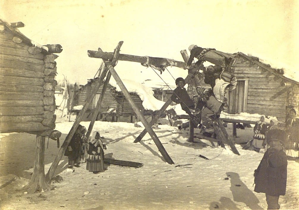 На качелях во время Пасхальной недели, приморская обл., 1885-1899