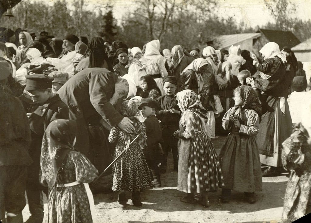 Лев Толстой с крестьянскими детьми в Троицын день, 1909