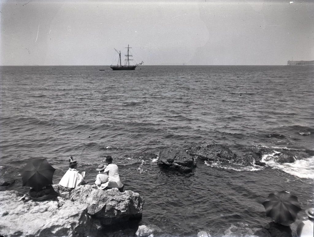 Группа людей на скале у моря, Севастополь, 1897