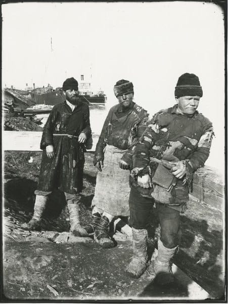 Три грузчика на берегу реки Волги, 1890-е
