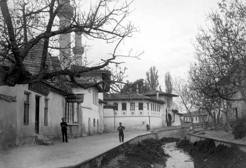 Вид царского флигеля и части Бахчисарайского дворца со стороны реки Чурук-Су, 1915
