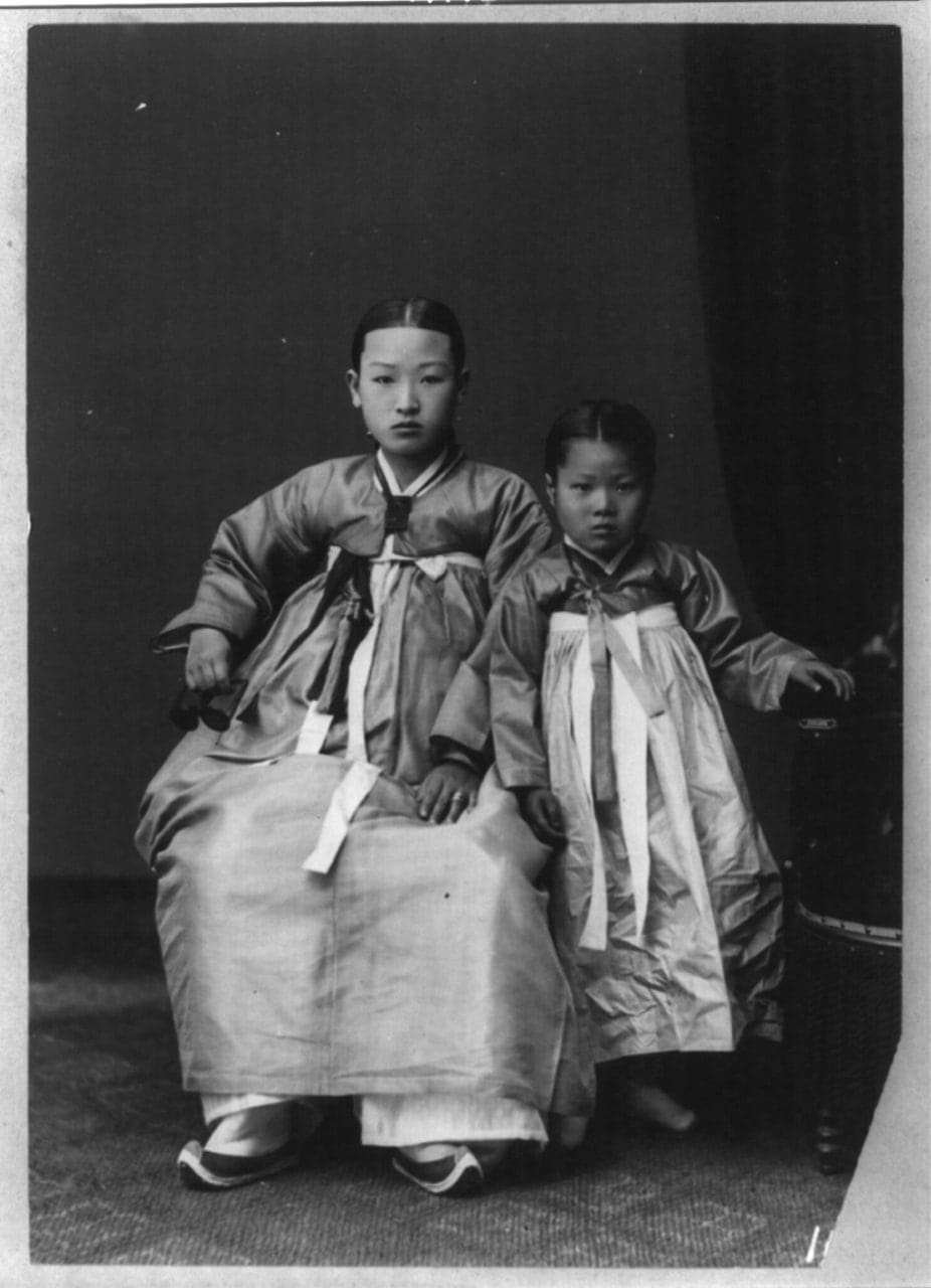 Фотография кореянки с дочерью в традиционных костюмах, 1920-е