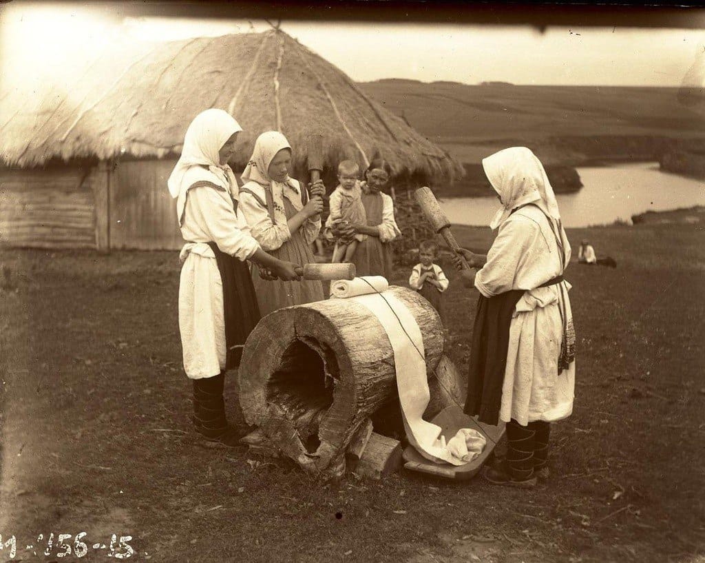 Крестьянки за лощением холста