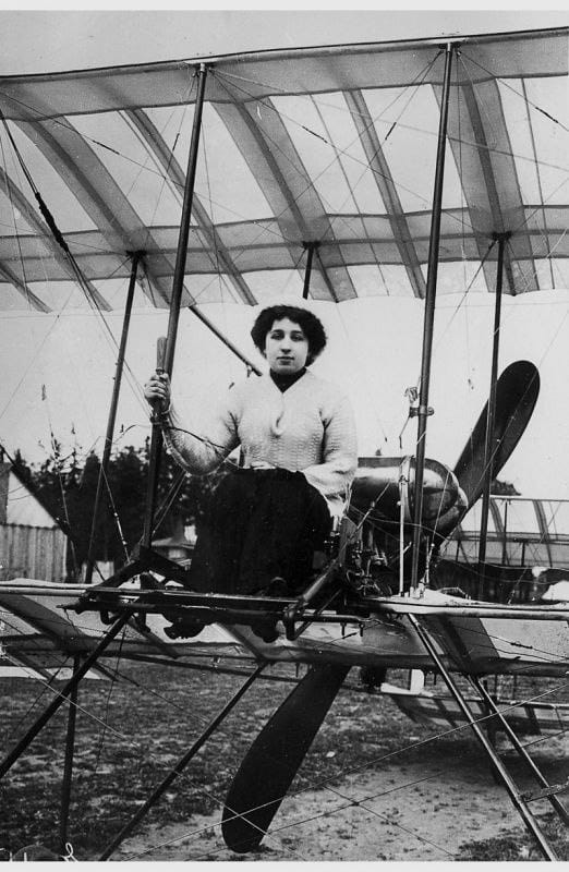 Первая русская летчица Лидия Зверева в самолете «Фарман-4», 1910
