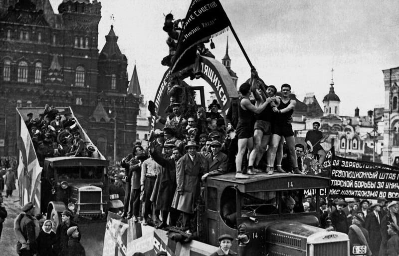 Коллектив Московского мюзик-холла на демонстрации, Москва, 1920-е