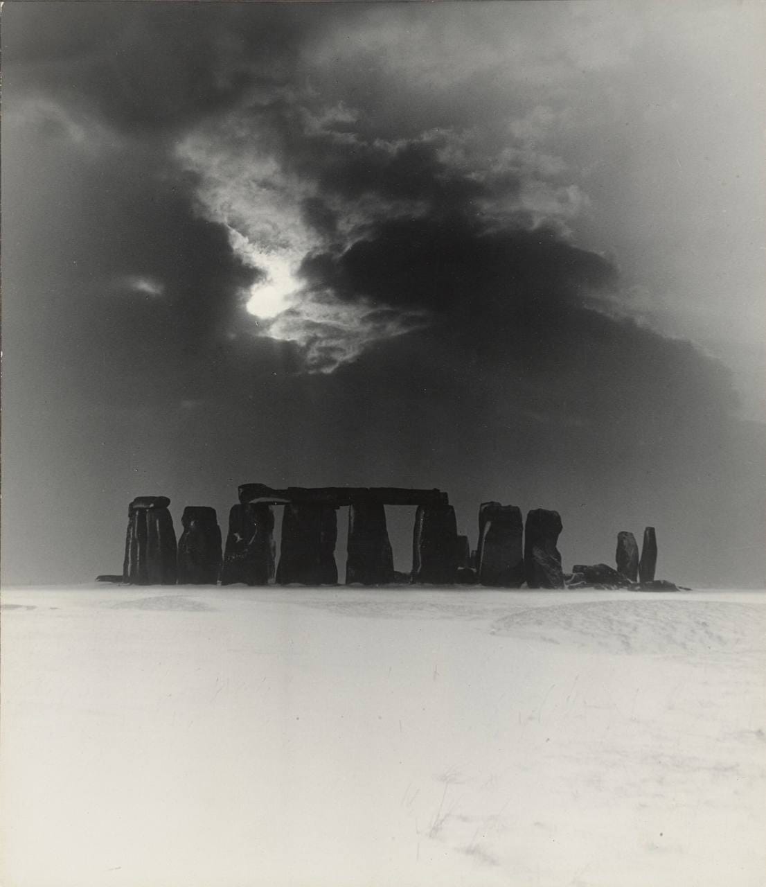 Стоунхендж в снегу, 1947 год, фотография Билла Брандта