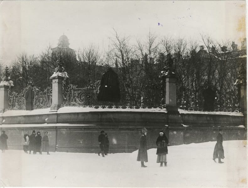 Решетка Зимнего дворца с занавешенными гербами, март 1917