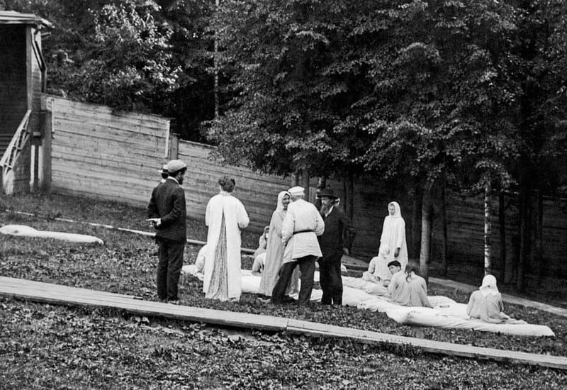 Лев Толстой в деревне Ивино посещает больных психиатрических лечебниц, находящихся на патронаже у местных крестьян, июнь 1910