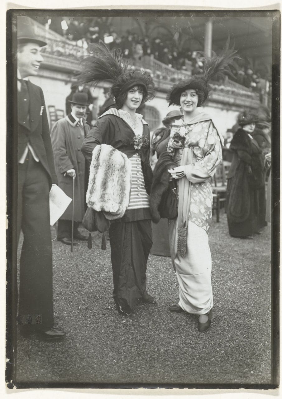 Две девушки на ипподроме, 1913