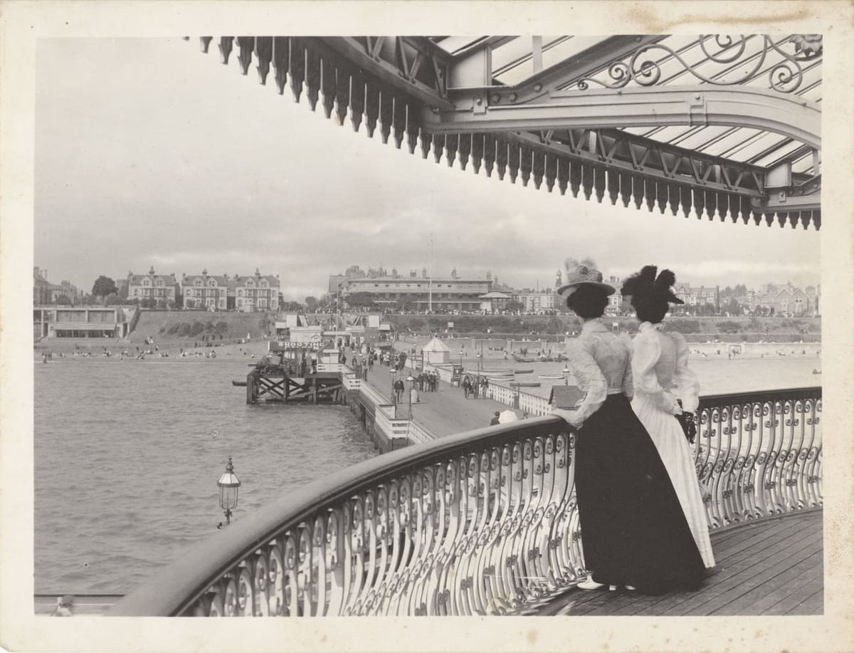 Две женщины на пирсе в Клактон-он-Си, Англия, графство Эссекс, 1879-1914 гг