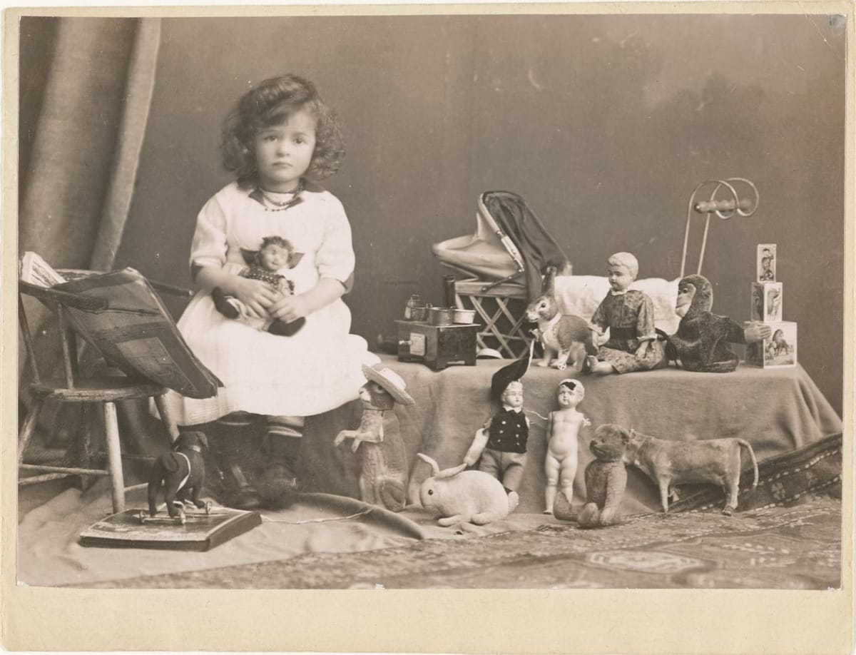 Дочь фотографа со своими игрушками, Берлин, 1914