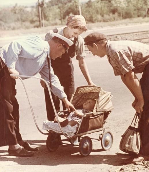 - Что нужно сказать дяде? - 51 статья Конституции!
