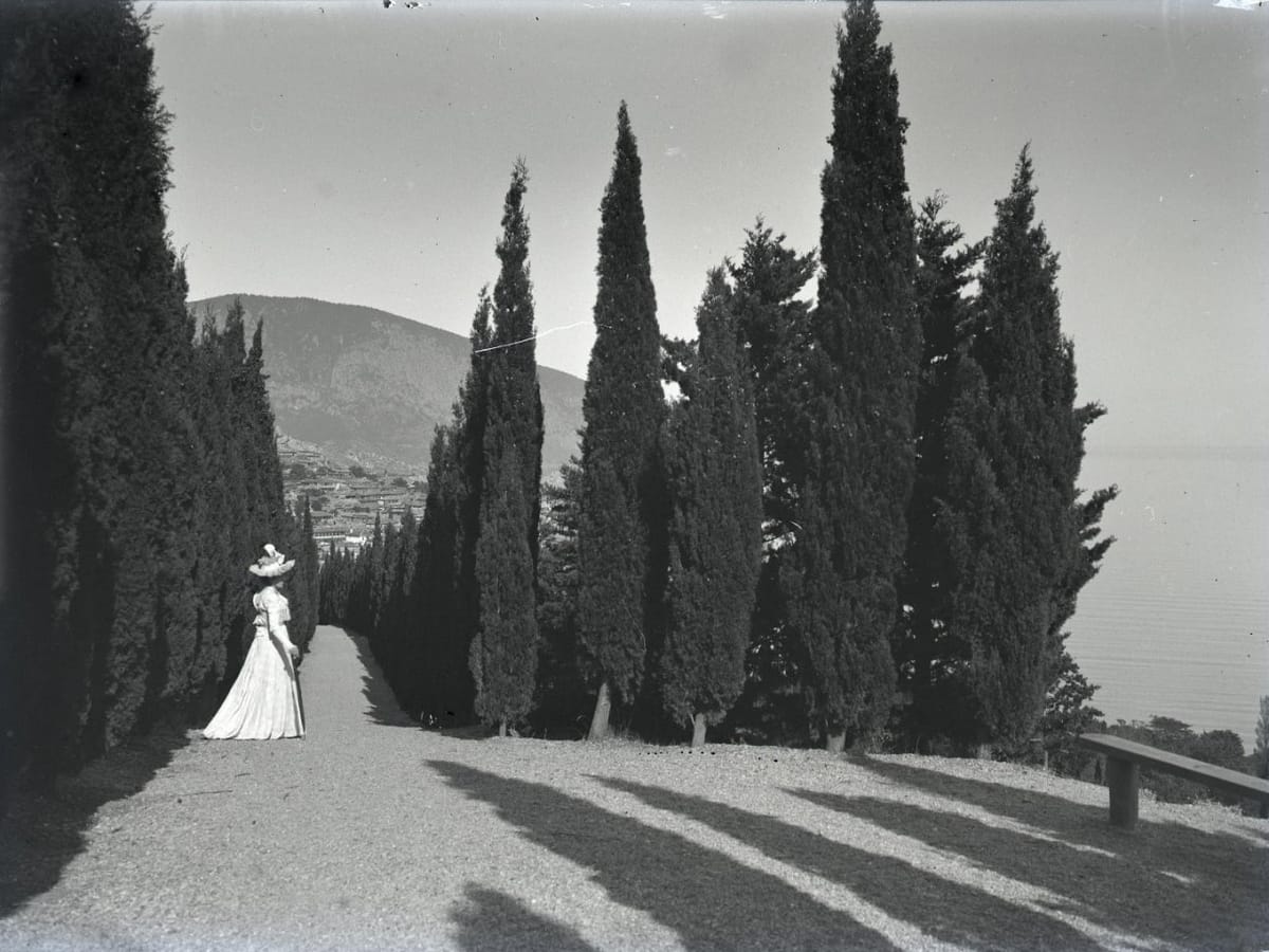 Дама среди кипарисов, фотограф Живаго Александр Васильевич, 1897