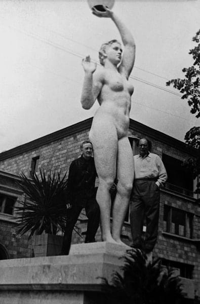 Актер Василий Качалов и писатель Алексей Толстой на курорте, 1930-е