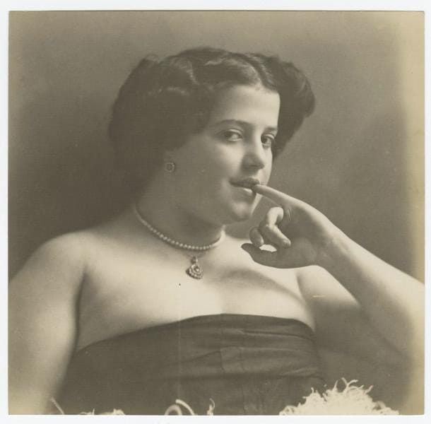 Девушка в платье-бюстье, 1920-е