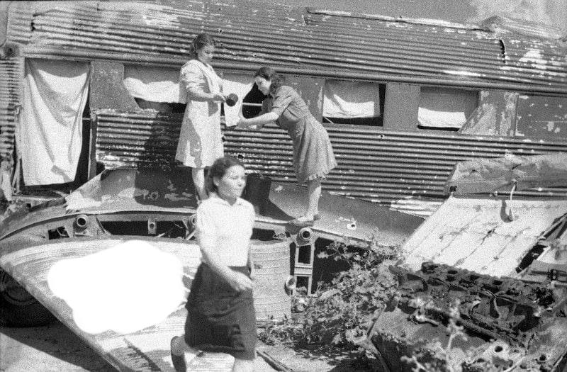 Временное жилище в разбитых самолетах в разрушенном Сталинграде (Волгограде), 1943, фотограф Микоша Владислав Владиславович